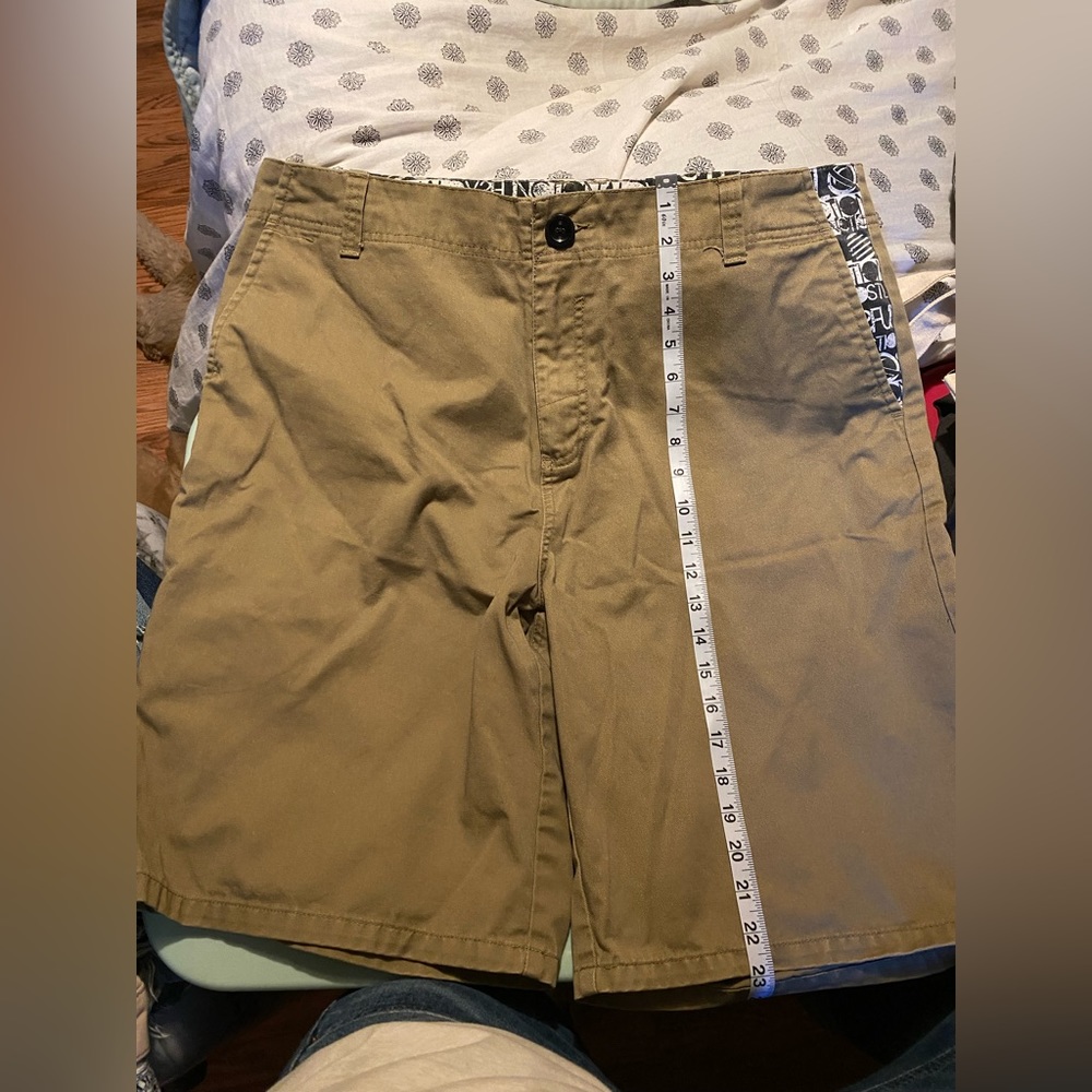 Lost men’s tan khaki shorts in size 38.